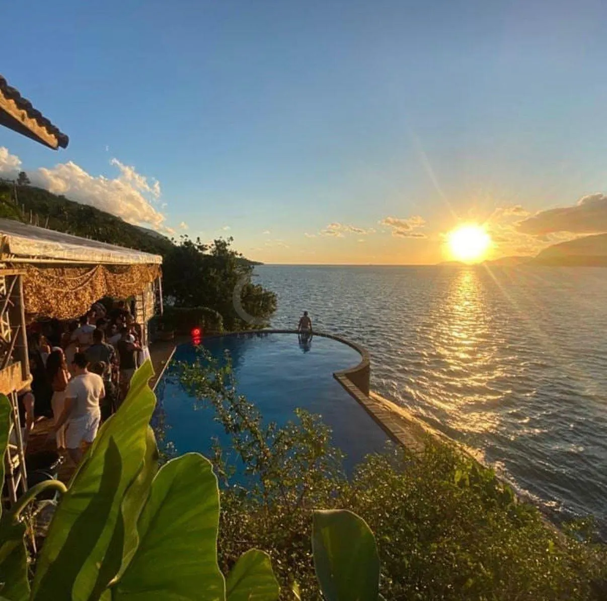 Casa na Costeira 5 Suítes e Piscina Suspensa sobre o Mar Ilhabela/SP — foto 1