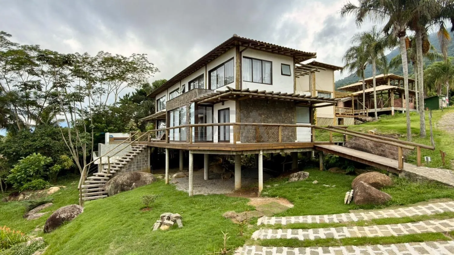 Casa com 4 suítes, piscina e integração total com a natureza em condomínio no sul de Ilhabela/SP — foto 1