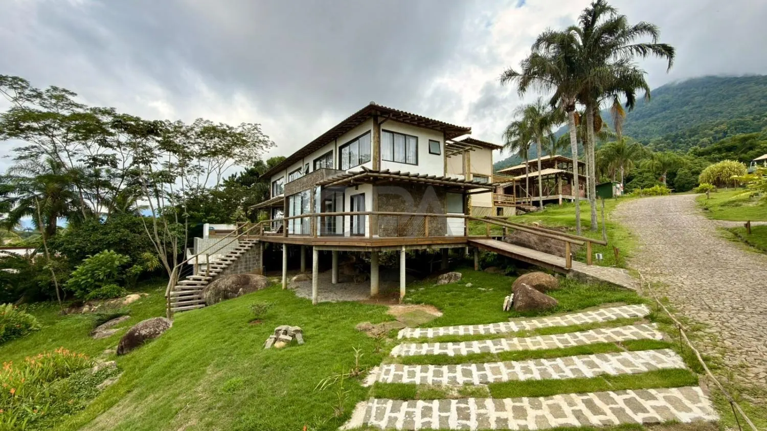 Casa com 4 suítes, piscina e integração total com a natureza em condomínio no sul de Ilhabela/SP — foto 3